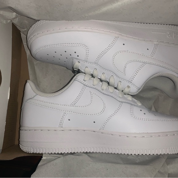 Women’s Air Force 1’s - Picture 1 of 2